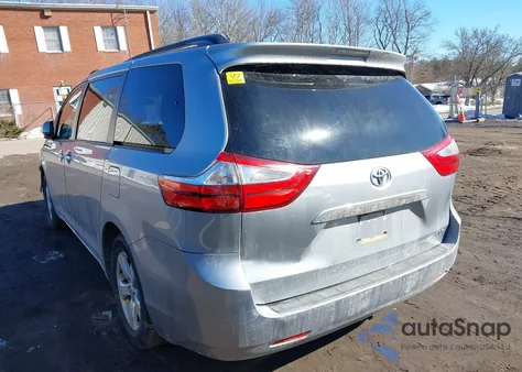 2017 Toyota Sienna Le 8 Passenger z USA, uszkodzony, nr VIN 5TDKZ3DC2HS813112